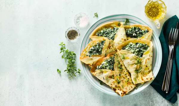 Bannière de crêpes italiennes traditionnelles aux épinards et r — Photo