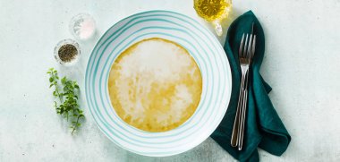 servis masasında boş plaka afiş. kopyalama alanı