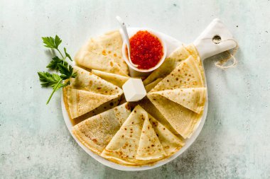 T kırmızı havyar ve tereyağı ile Geleneksel Rus krep