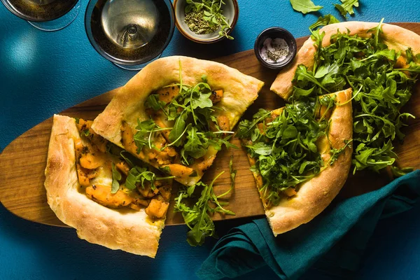 Традиционная итальянская белая пицца с таледжио и сыром пекорино — стоковое фото