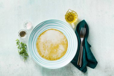 servis masasında boş plaka. kopyalama alanı