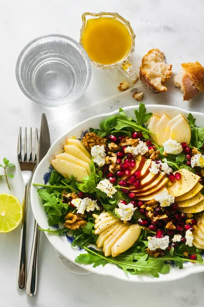 Melograno e pera Insalata verde con condimento allo zenzero su mar bianco — Foto Stock