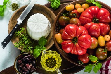 renkli toma yaz salatası hazırlanması için malzemeler