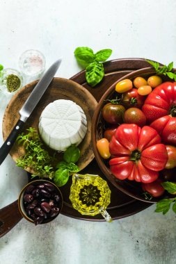 renkli toma yaz salatası hazırlanması için malzemeler