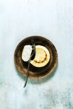 Fırında pişmiş ricotta peynirkil bir tabak ve çatal üzerinde. temel cookin