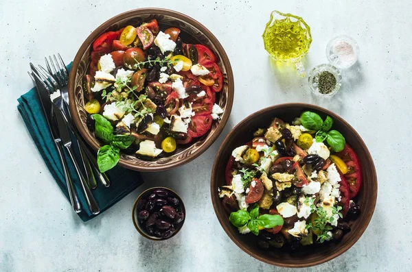 Traditioneller italienischer Panzanella-Salat mit frischen Tomaten — Stockfoto