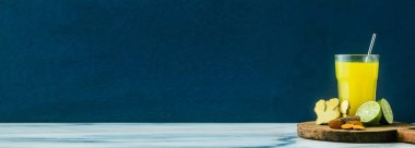 limon suyu ile altın zencefil ve zerdeçal içecek afiş. Iyileşmek