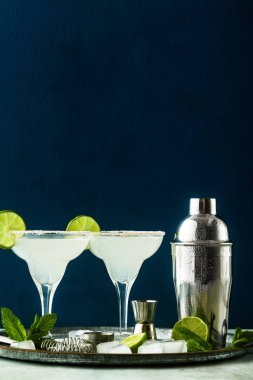 bar aksesuarları ile masada klasik margarita kokteyli.