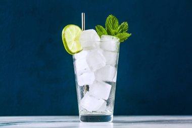 masanın üzerindeki bardakta buz. bir yaz kokteyli yapmaya hazır. Ba