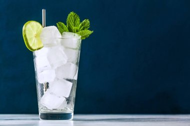 masanın üzerindeki bardakta buz. bir yaz kokteyli yapmaya hazır. Ba