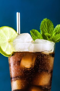Coca Coke kokteyli, uzun bir cam küba libresi. ferahlatıcı yaz