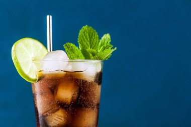 Coca Coke kokteyli, uzun bir cam küba libresi. ferahlatıcı yaz