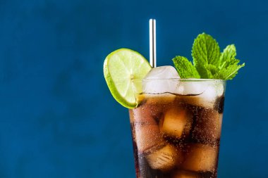 Coca Coke kokteyli, uzun bir cam küba libresi. ferahlatıcı yaz