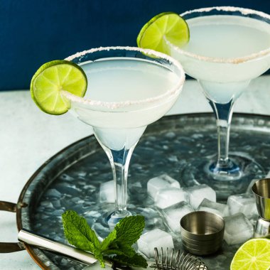 bar aksesuarları ile masada klasik margarita kokteyli.