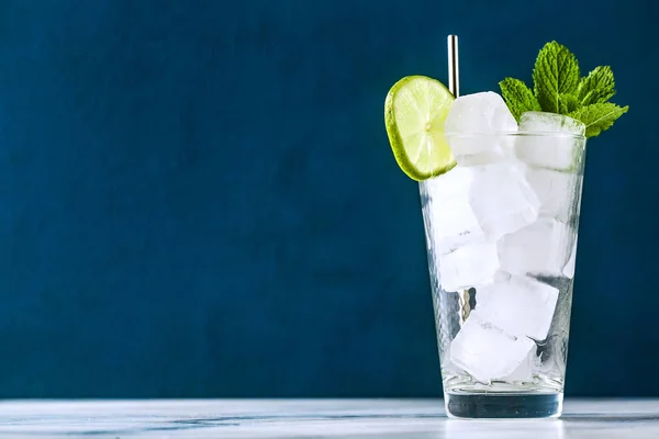 Ice in a glass on the table. ready to make a summer cocktail. ba — Stock Photo, Image