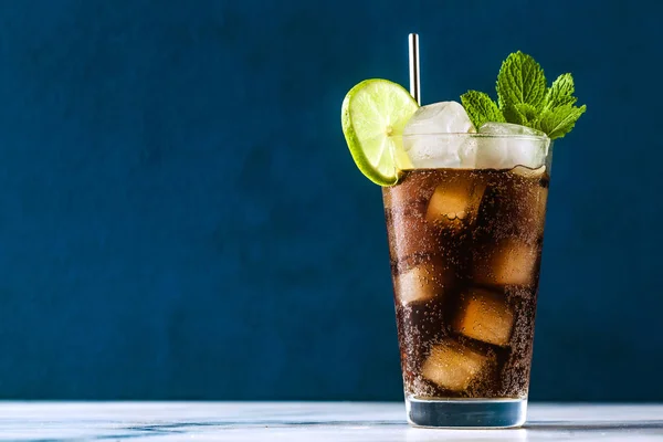 Coca Cola cocktail i ett högt glas Cuba Libre. uppfriskande sommar — Stockfoto