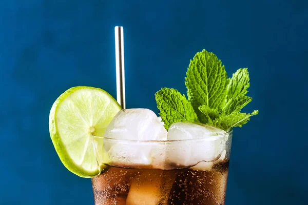 Coca Coke cocktail in a tall glass cuba libre. refreshing summer — Stock Photo, Image