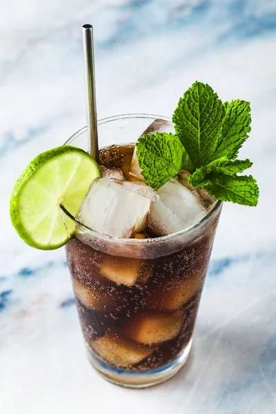 Cóctel de Coca Cola en un vaso alto de cuba libre. verano refrescante — Foto de Stock