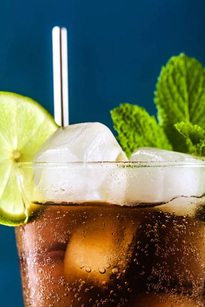 Coca Cola cocktail in een hoog glas Cuba Libre. verfrissende zomer — Stockfoto