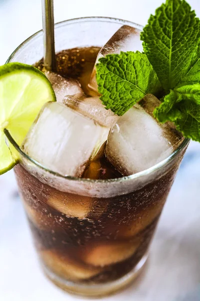 Coca Cola cocktail in een hoog glas Cuba Libre. verfrissende zomer — Stockfoto