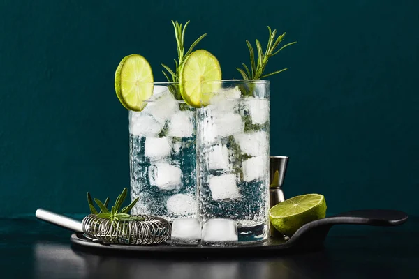 Classico cocktail gin tonic con rametti di rosmarino — Foto Stock