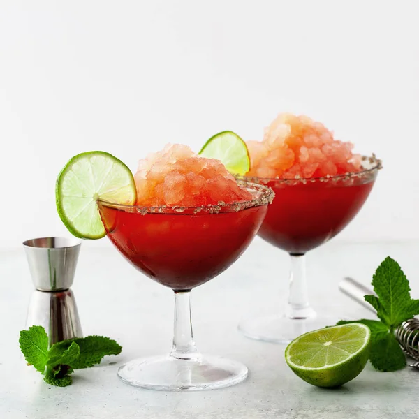 Margarita congelada vermelha, refrescante coquetel na mesa e limão — Fotografia de Stock