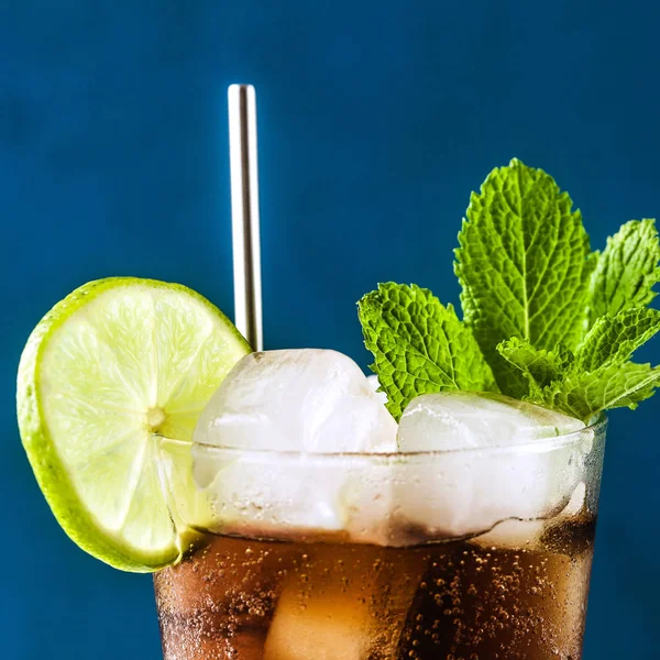 可口可乐鸡尾酒在一个高大的玻璃杯。清爽的夏天 — 图库照片