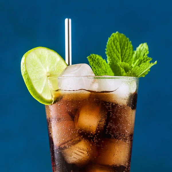 Coca Cola cocktail i ett högt glas Cuba Libre. uppfriskande sommar — Stockfoto
