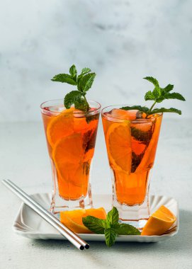 uzun bir bardak portakal ile nane yaz çayı. ferahlatıcı yumuşak dri