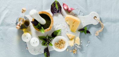 İtalyan fesleğen purpl hazırlanması için malzemelerin afiş