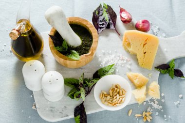 İtalyan fesleğen mor pesto wi hazırlanması için malzemeler