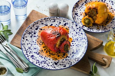 servis edilen bir masada tatlı dolması biber. Kesme. yukarıdan vurdu.