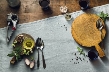 Bir ile ahşap bir masa üzerinde mantar ile Klasik İtalyan risotto 