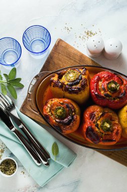 taze pişmiş biber mercimek ve pirinç ile dolması, bir bardak 