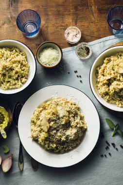 Bir ile ahşap bir masa üzerinde mantar ile Klasik İtalyan risotto 