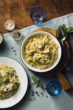 Bir ile ahşap bir masa üzerinde mantar ile Klasik İtalyan risotto 