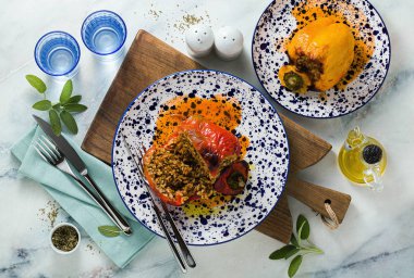 servis edilen bir masada tatlı dolması biber. Kesme. yukarıdan vurdu.