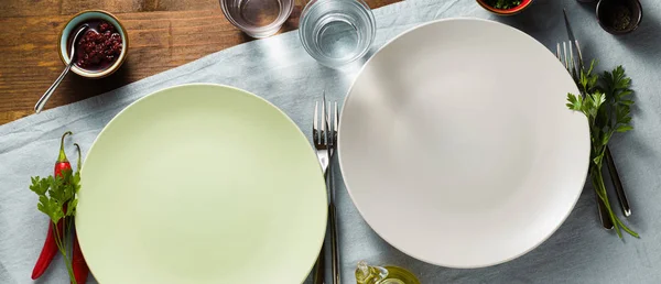Üres lapok bannere a vendégek asztalán. tányérok és vágott — Stock Fotó