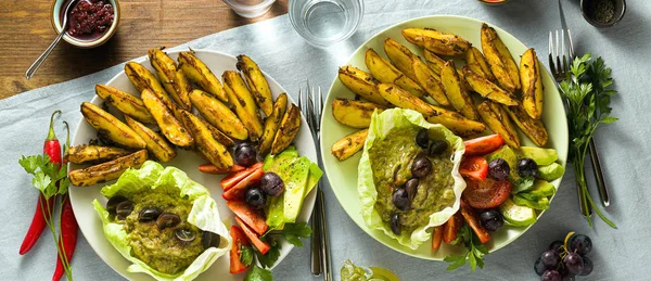 Bandiera di pianta intera vegan pranzo o cena di patate al forno, b — Foto Stock