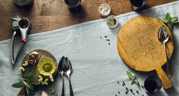 Banner de risotto clásico italiano con setas en una pestaña de madera — Foto de Stock