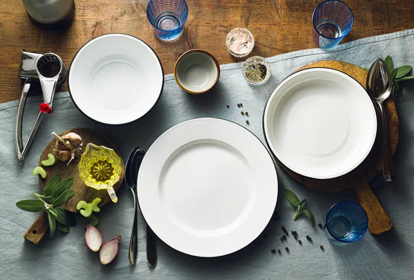 Пустые тарелки на столе для гостей. тарелки и столовые приборы. dinn — стоковое фото