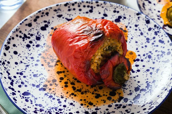 Zoete gevulde paprika's op een geserveerd tafel. Knippen. shot van bovenaf. — Stockfoto