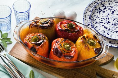 taze pişmiş biber mercimek ve pirinç ile dolması, bir bardak 