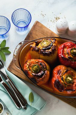 taze pişmiş biber mercimek ve pirinç ile dolması, bir bardak 