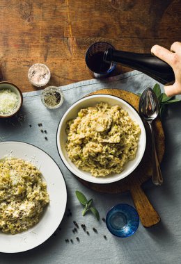 Bir ile ahşap bir masa üzerinde mantar ile Klasik İtalyan risotto 