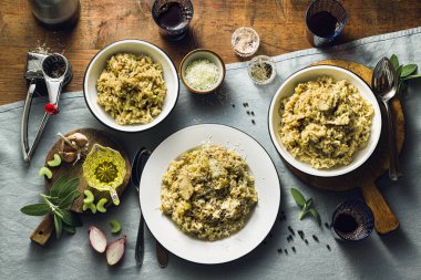 Bir ile ahşap bir masa üzerinde mantar ile Klasik İtalyan risotto 