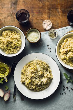 Bir ile ahşap bir masa üzerinde mantar ile Klasik İtalyan risotto 