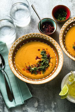 Taş masa üzerinde ulusal tabaklarda Türk kırmızı mercimek çorbası. Sho