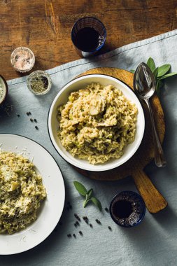 Bir ile ahşap bir masa üzerinde mantar ile Klasik İtalyan risotto 