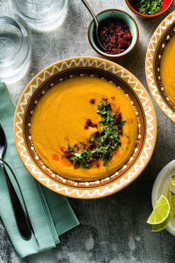 Taş masa üzerinde ulusal tabaklarda Türk kırmızı mercimek çorbası. Sho